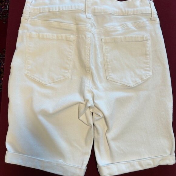NYDJ (Not Your Daughters Jeans) White Briella Twill Shorts - Size 6P - Picture 2 of 4